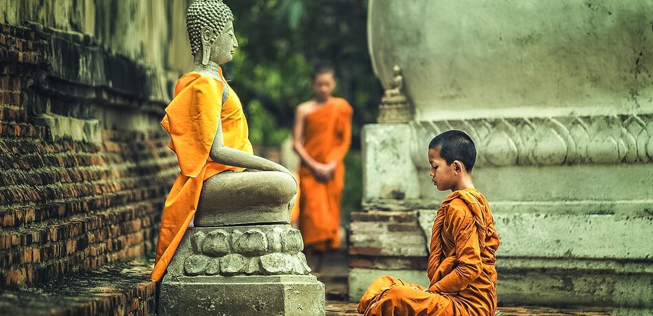 Ein junger Mönch meditiert, Myanmar