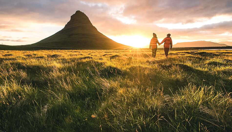 Paar bei Sonnenuntergang in Island