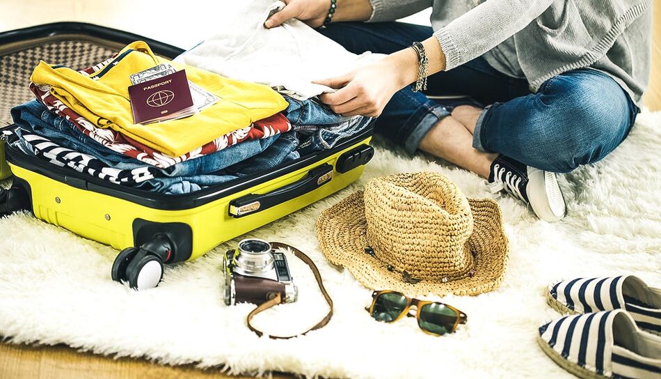Reisende packt ihren Koffer