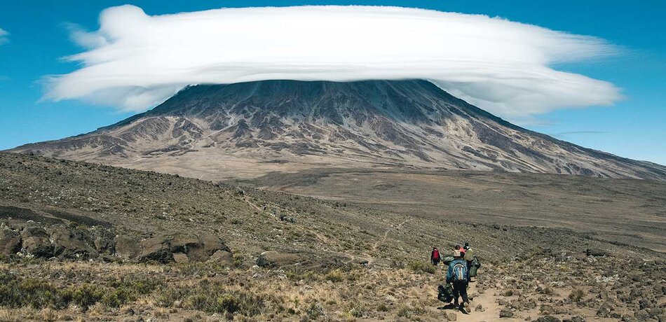 Blick auf wolkenverhangenen Gipfel des Kilimanjaro von der Saddle Area in Tansania