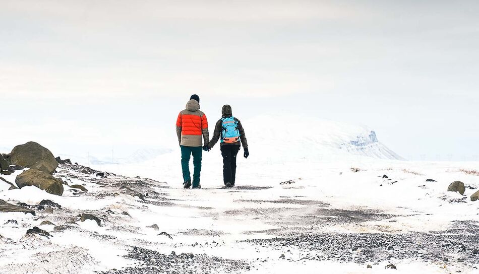 Paar beim Wandern im Winter in Island