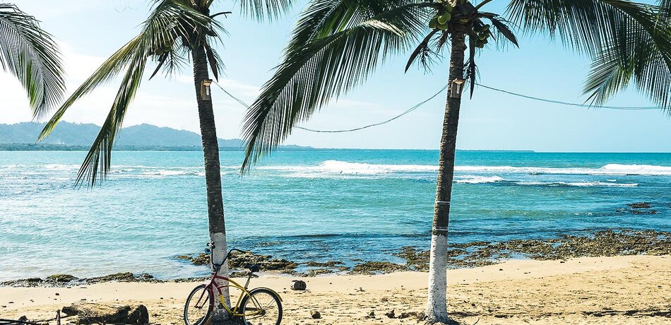 Ein Fahrrad am Strand von Puerto Viejo de Talamanca, Costa Rica