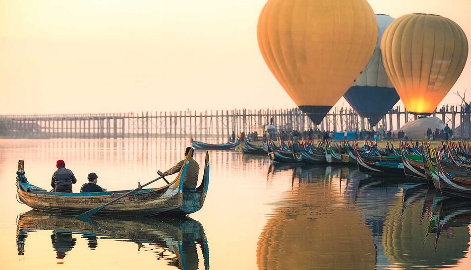 Heißluftballon über Amarapura Brücke in Myanmar