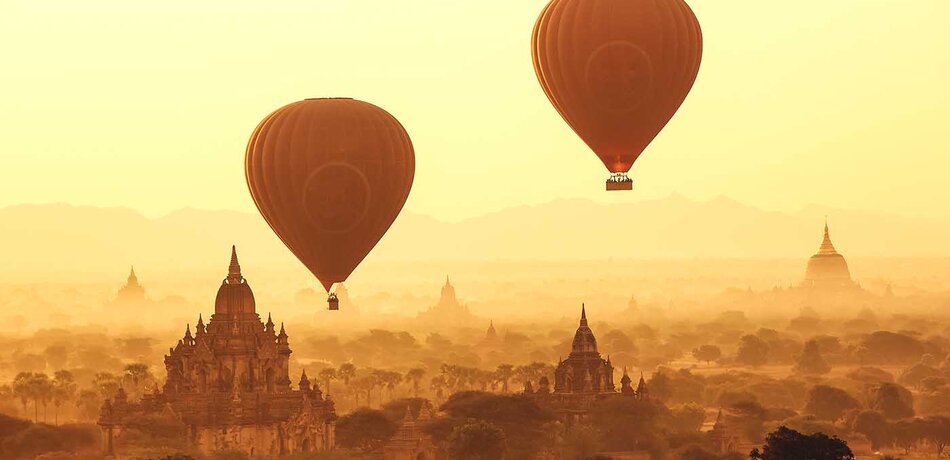 Bagan bei Sonnenaufgang mit Heißluftballone, Myanmar