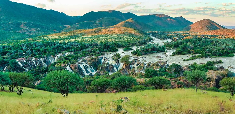 Blick auf die grüne Landschaft des Kunene Flusses und der Epupa Wasserfälle