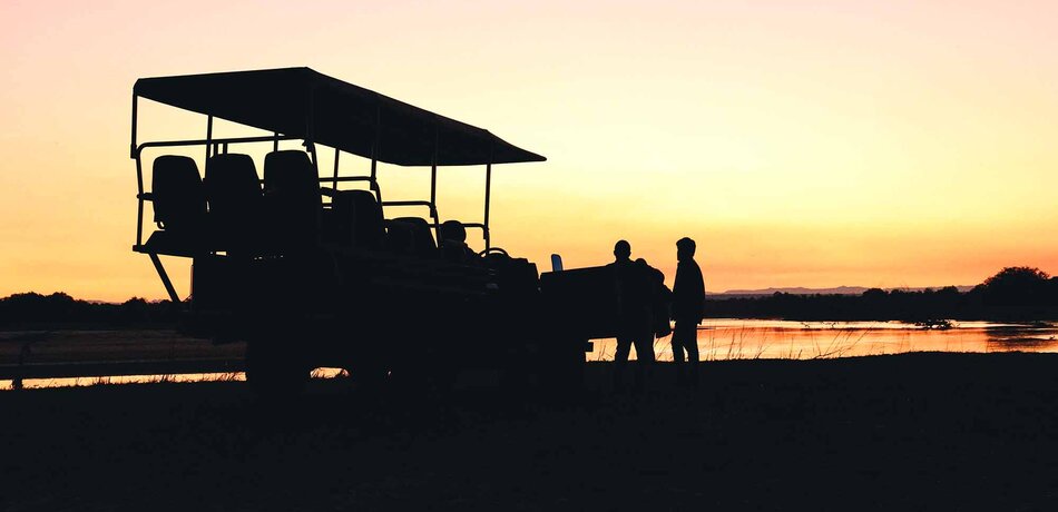Safari Jeep bei Sonnenuntergang