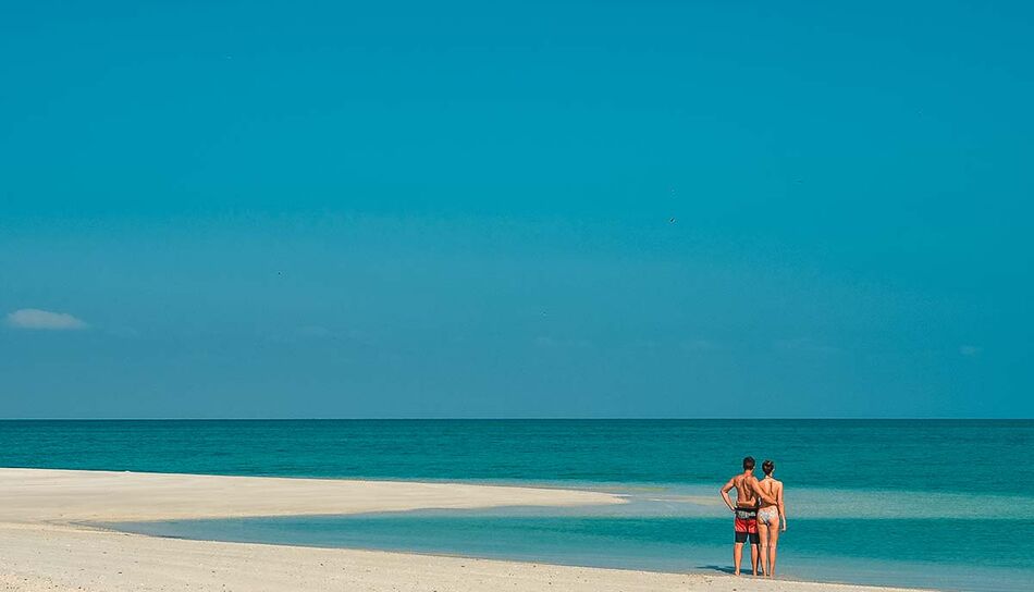 Paar am Strand im Oman