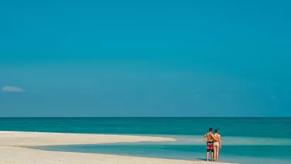 Paar am Strand im Oman