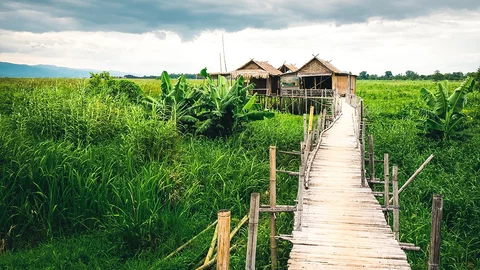 Holzhaus im Inle See in Myanmar