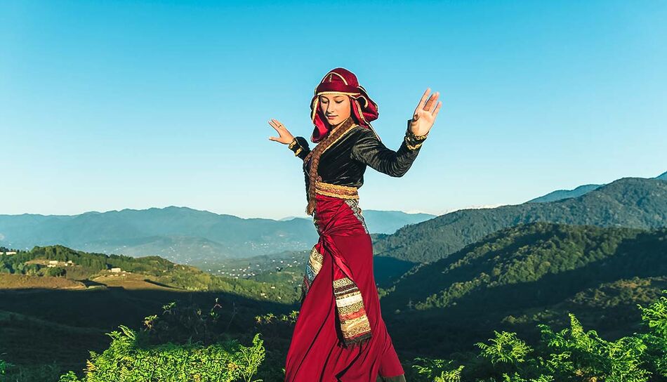 Frau in traditioneller georgischer Kleidung
