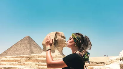 Frau bei den Pyramiden von Gizeh und der Sphinx