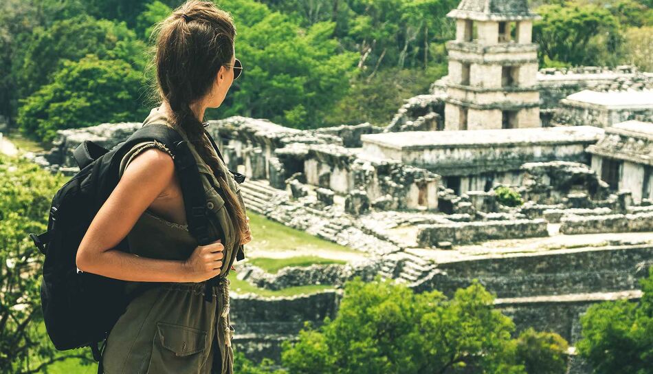 Frau vor historischen Ruinen in Mexiko