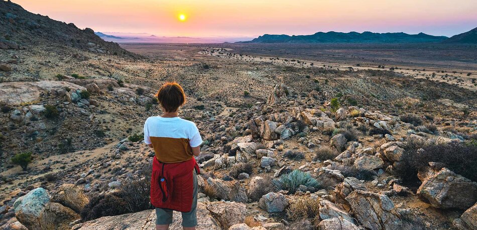 Reisende bei Sonnenuntergang in der Namib Wüste