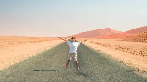 Frau auf einem Highway in Namibia