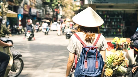 Reisende auf einer belebten Straße in Hanoi