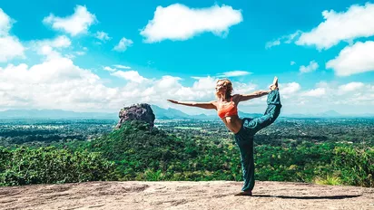 Yoga am Pidurangala Rock in Sri Lanka