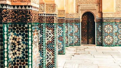 Architektur mit Mosaik in Marokko