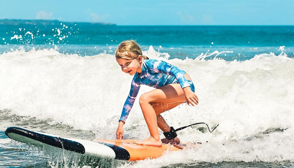 Mädchen beim Surfen auf Bali