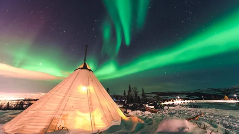 Traditionelles Sami-Rentierfell-Zelt im Schein der Nordlichter