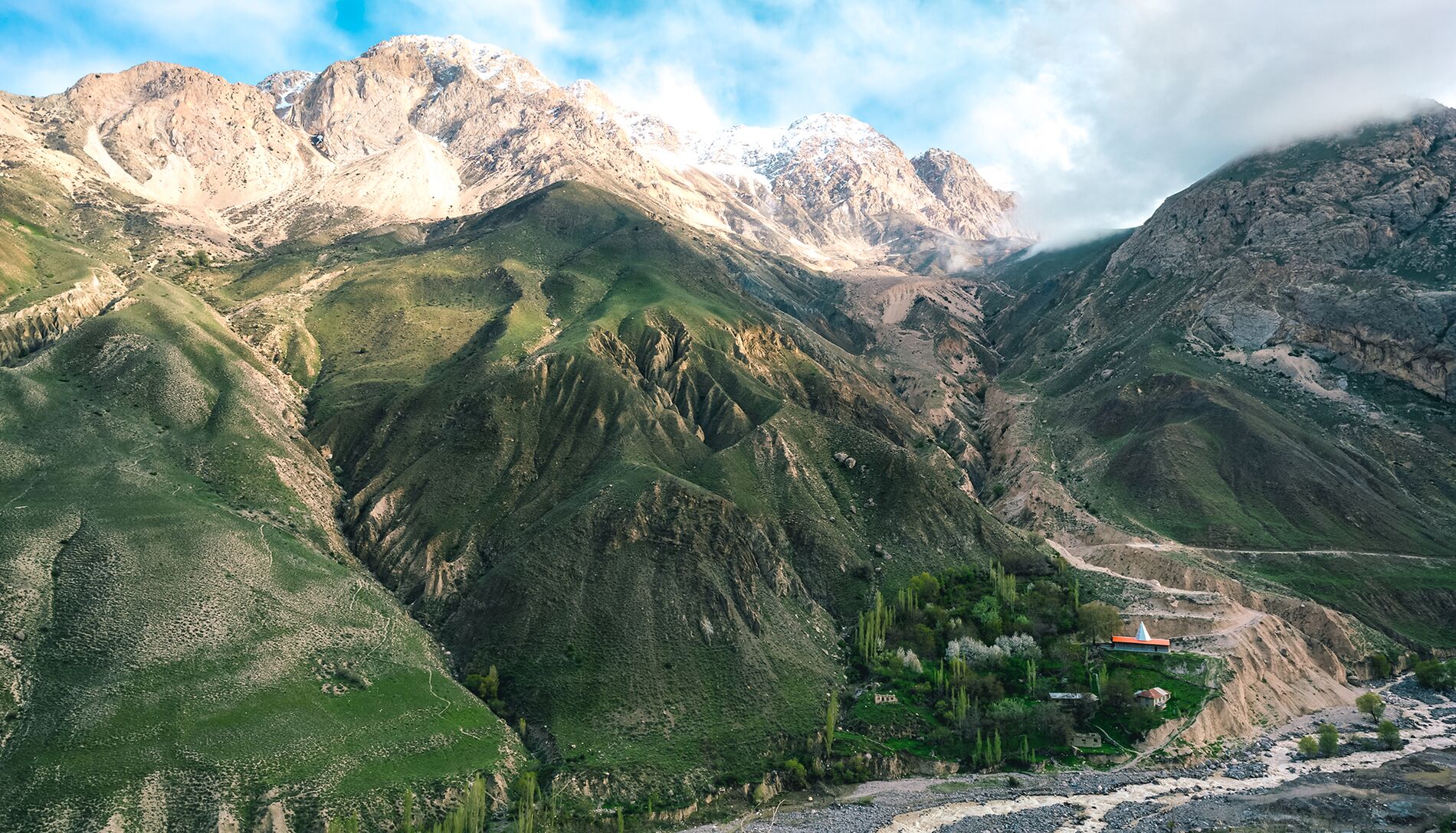 Verwunderlich Grotes Gebirge Im Iran Bild