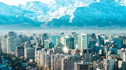 Santiago vor schneebedeckten Bergen