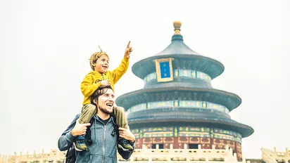 Vater mit Sohn in Peking, China