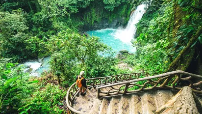Wasserfall im Regenwalddschungel von Costa Rica