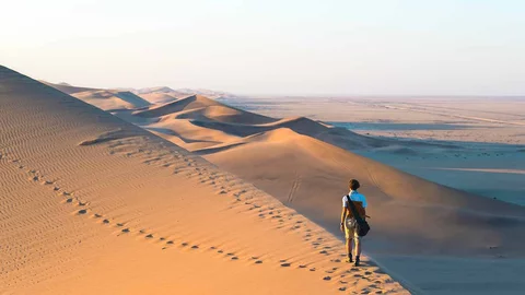 Dünen Wanderung in der Namib Wüste
