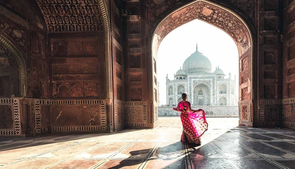 Eine Frau im roten Saree im Taj Mahal