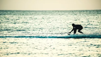 Ein Surfer in Kolumbien