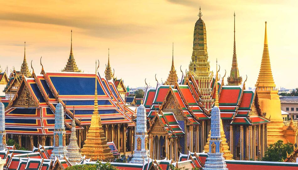 Der Tempel Wat Phra Keaw bei untergehender Sonne