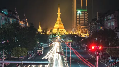 Beleuchtete Straße in Yangon, Myanmar