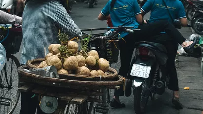 Einheimische in der Altstadt Hanois 