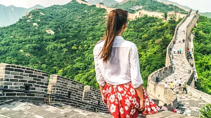 Eine junge Frau auf der Großen Mauer von China