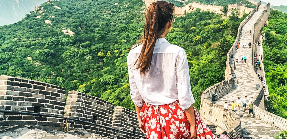 Eine junge Frau auf der Großen Mauer von China