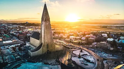Die Kirche Reykjaviks bei Sonnenuntergang