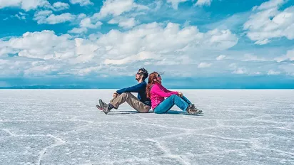 Reisende in der Salzwüste Boliviens