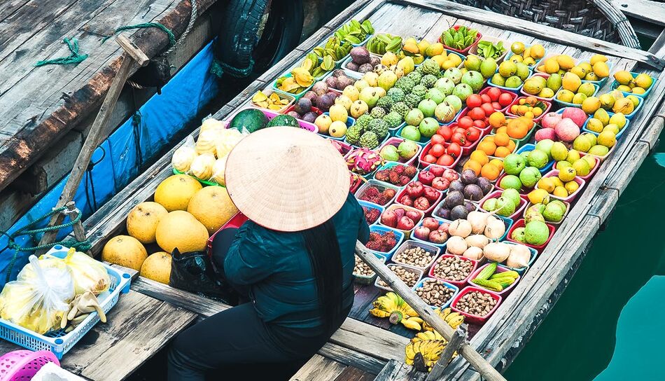 Obst und Gemüse auf Boot in Vietnam