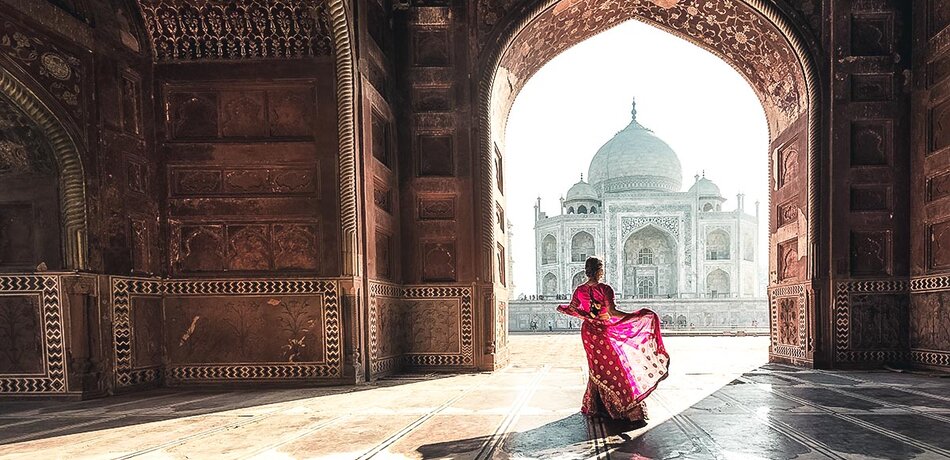 Blick auf das Hauptgebäude des Taj Mahal