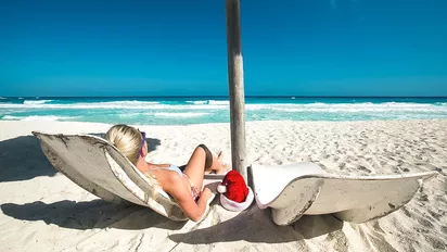 Frau zu Weihnachten am Strand in Kuba