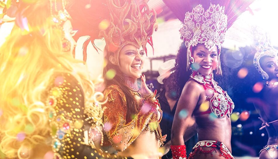 Bunte Tänzer beim Karneval in Brasilien