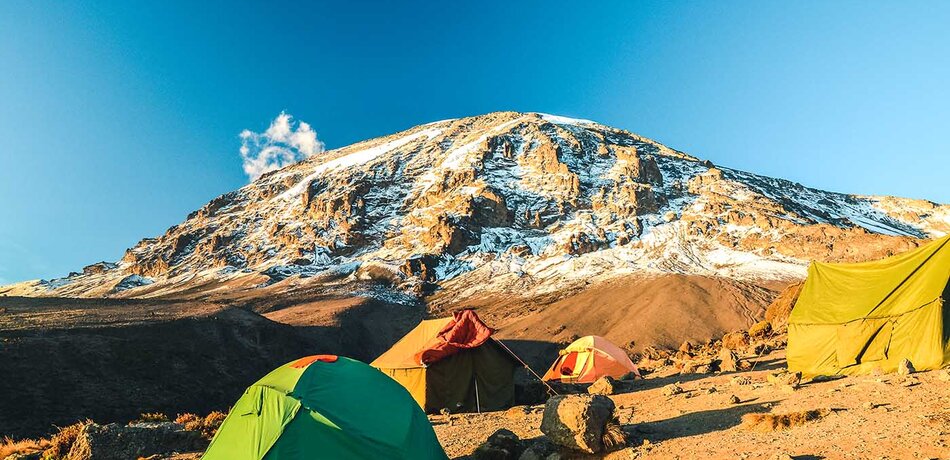Zelte im Shira Camp mit Blick auf Gipfel am Kilimanjaro in Tansania