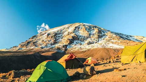 Zelte im Shira Camp mit Blick auf Gipfel am Kilimanjaro in Tansania