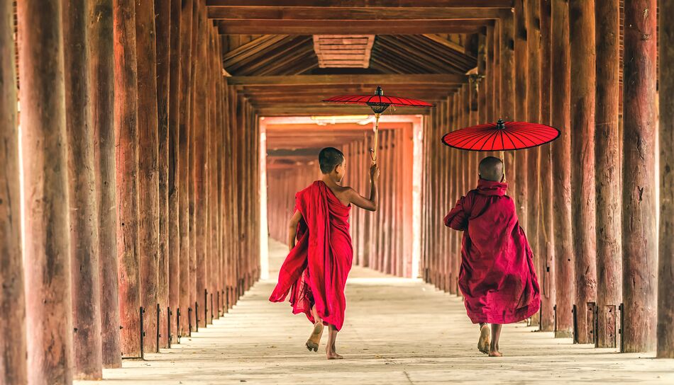 Burmesische Moenche in traditionellen roten Roben