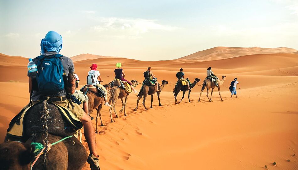 Eine Karawane durch die Sahara Wüste in der Nähe des kleinen Ortes Merzuga, Marokko
