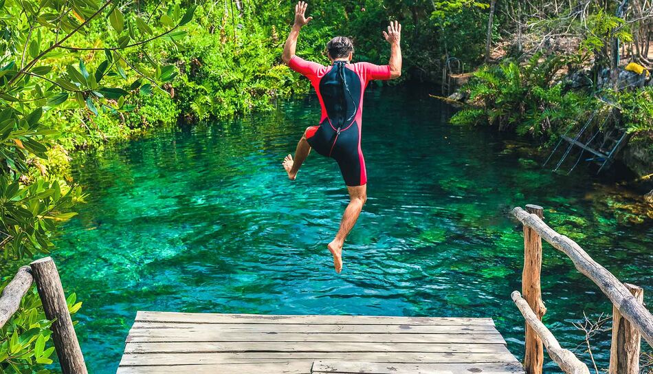 Sprung ins Wasser der Cenote Riviera Maya