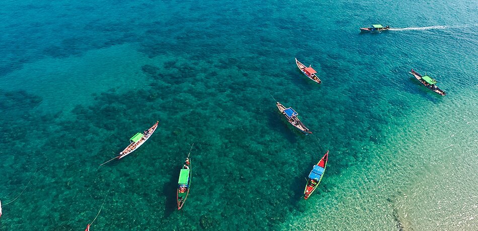 Boote im Wasser am Strand von Ngapali, Myanmar