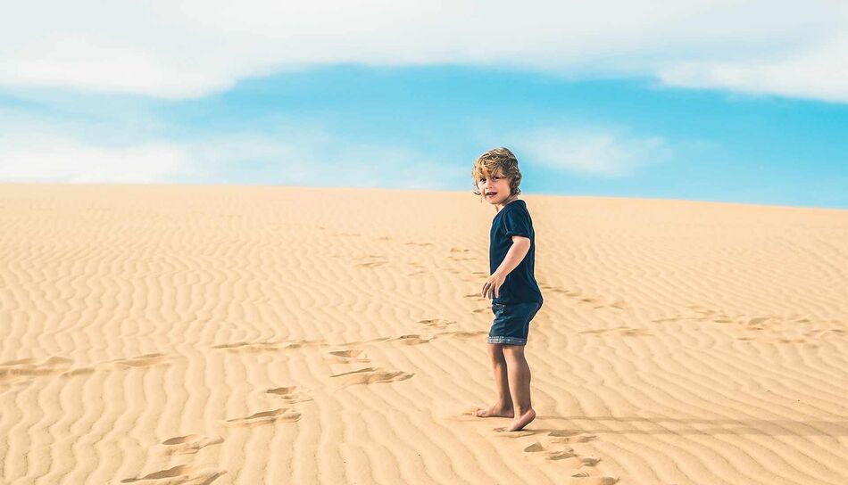 Junge in der Namib Wüste
