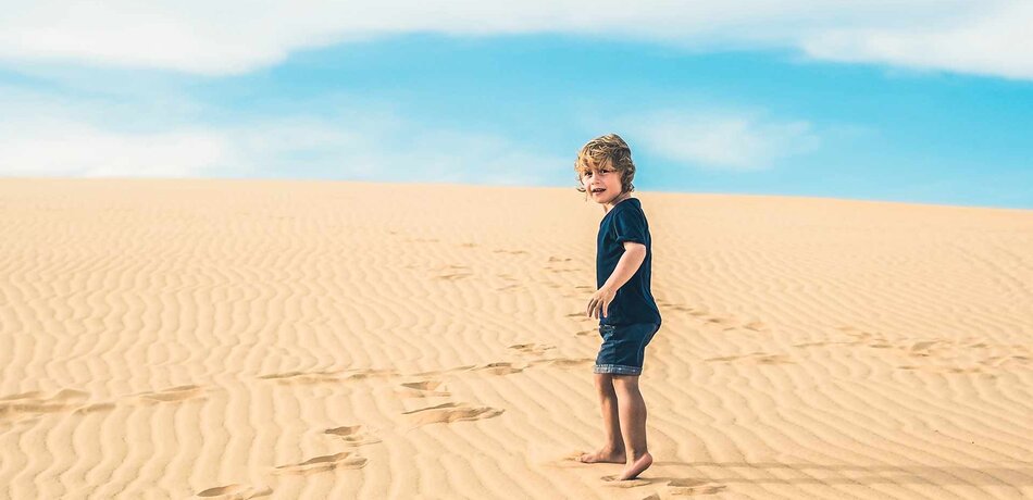 Junge in der Namib Wüste