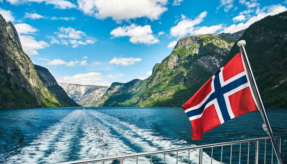 Die norwegische Flagge auf einem Schiff